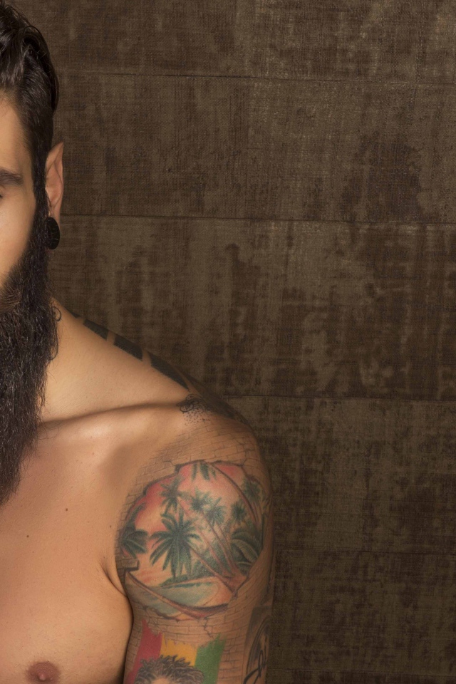 Молодой парень модель Маттео Маринелли с бородой и татуировками на теле
