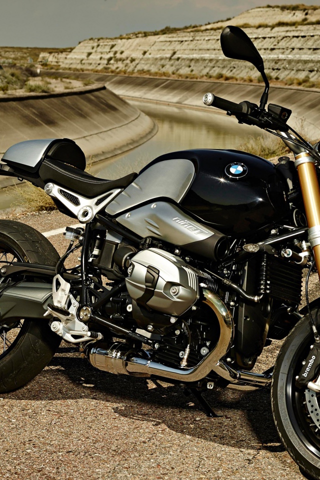 Черный мотоцикл  BMW R nineT на трассе
