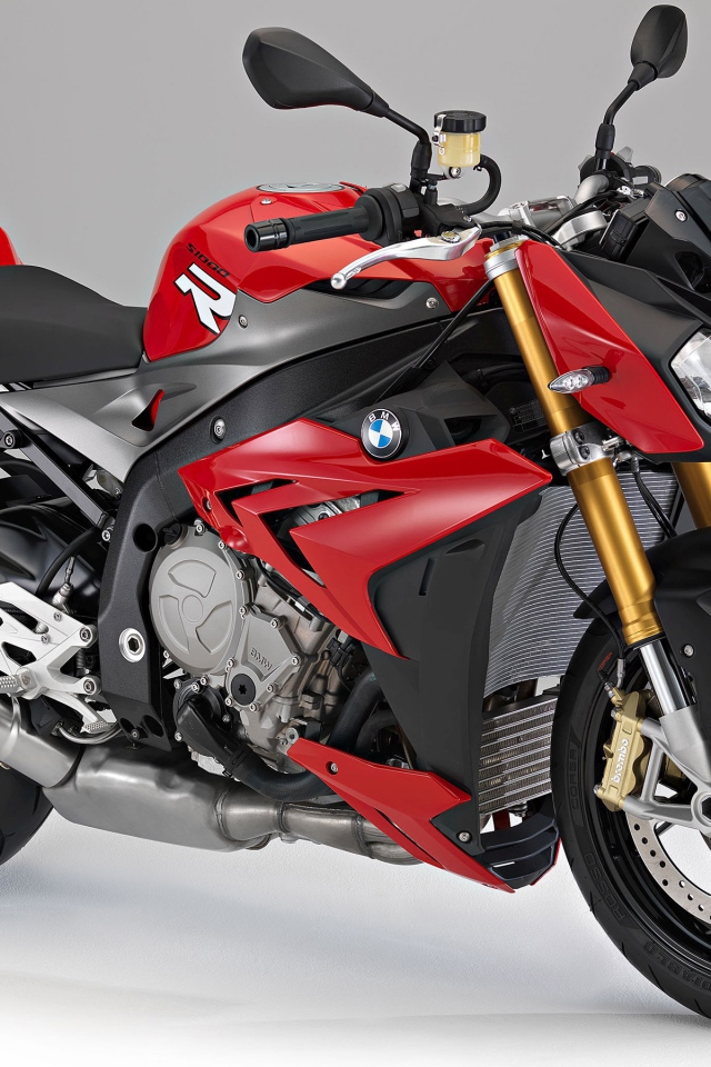 Стильный красный мотоцикл BMW S1000R  на сером фоне