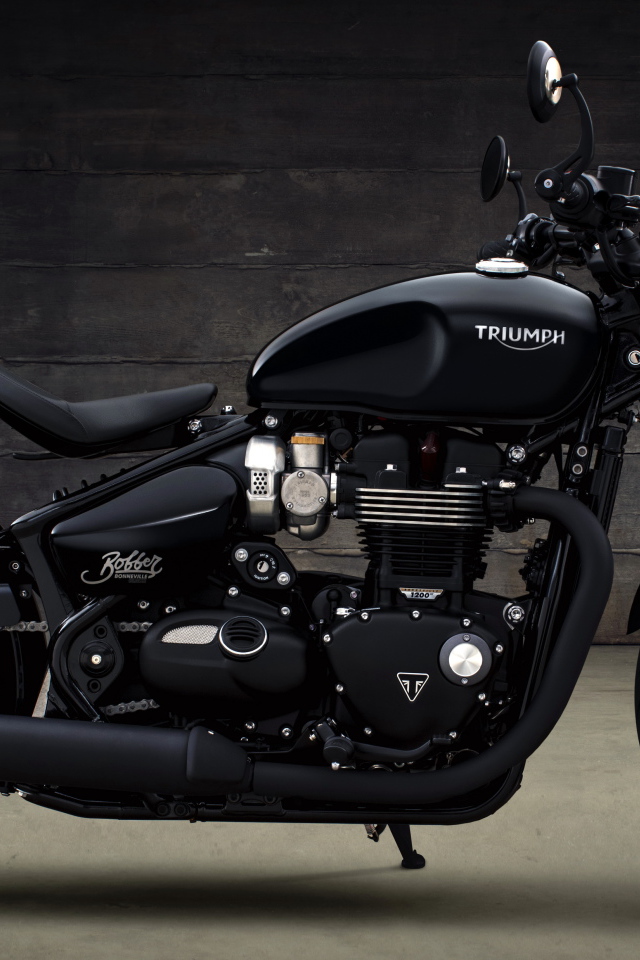 Черный мотоцикл Triumph Bonneville Bobber, 2018 вид сбоку