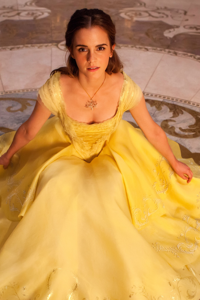 Белль в красивом желтом платье фильм Красавица и чудовище 2017 