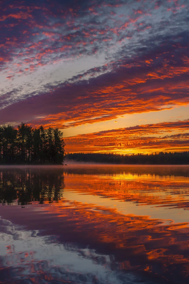 Красивое оранжевое небо на закате отражается в воде
