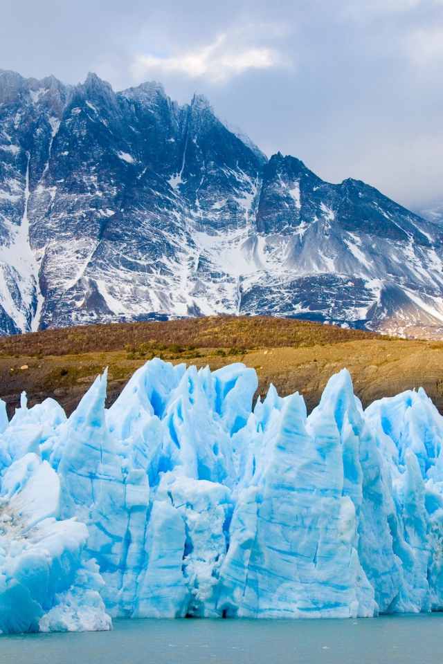 Голубой ледник на фоне гор, Чили