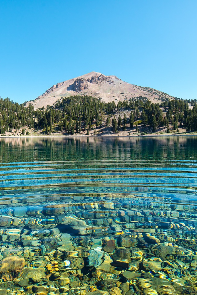 Прозрачное озеро в национальном парке Лассен-Волканик, Калифорния 