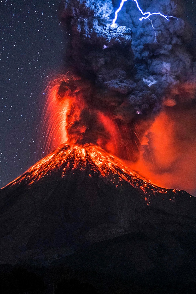 Молния над черным дымом извергающегося вулкана Колима 