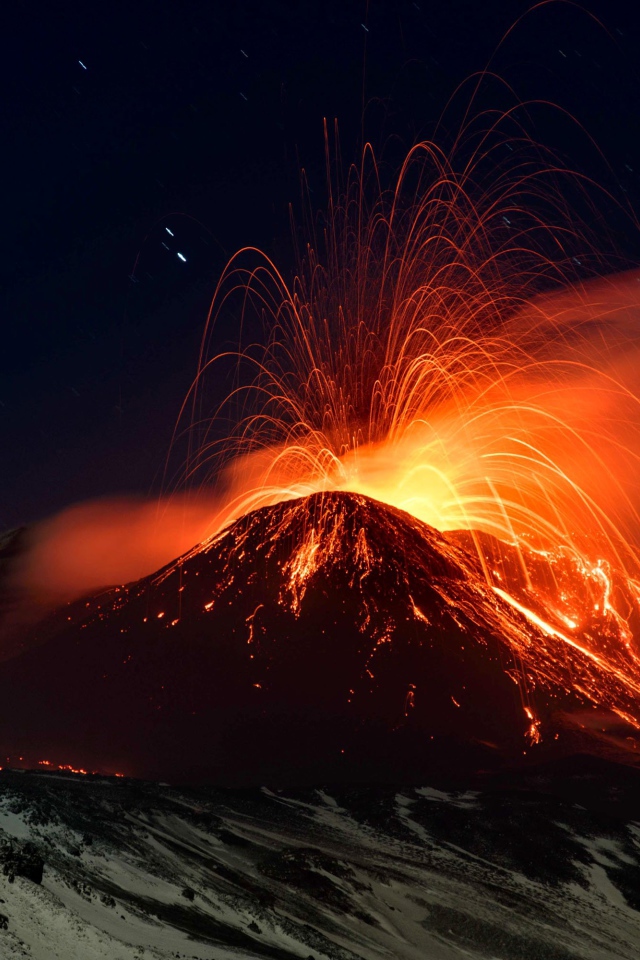 Сицилийский вулкан Этна извержение лавы 