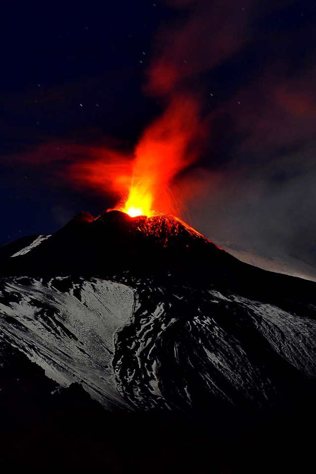Действующий вулкан Этна ночью 