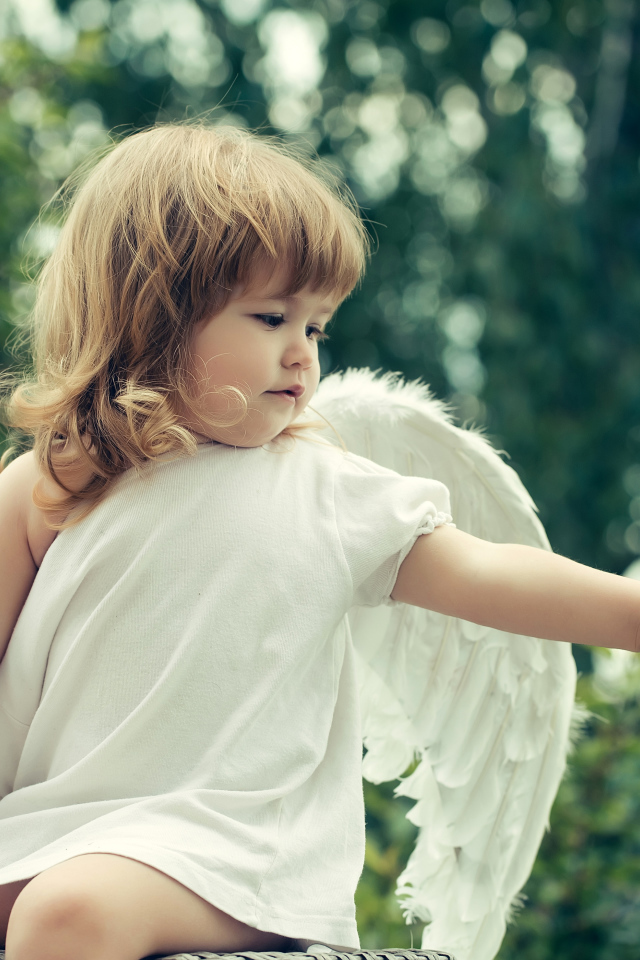 Маленькая девочка в костюме ангела