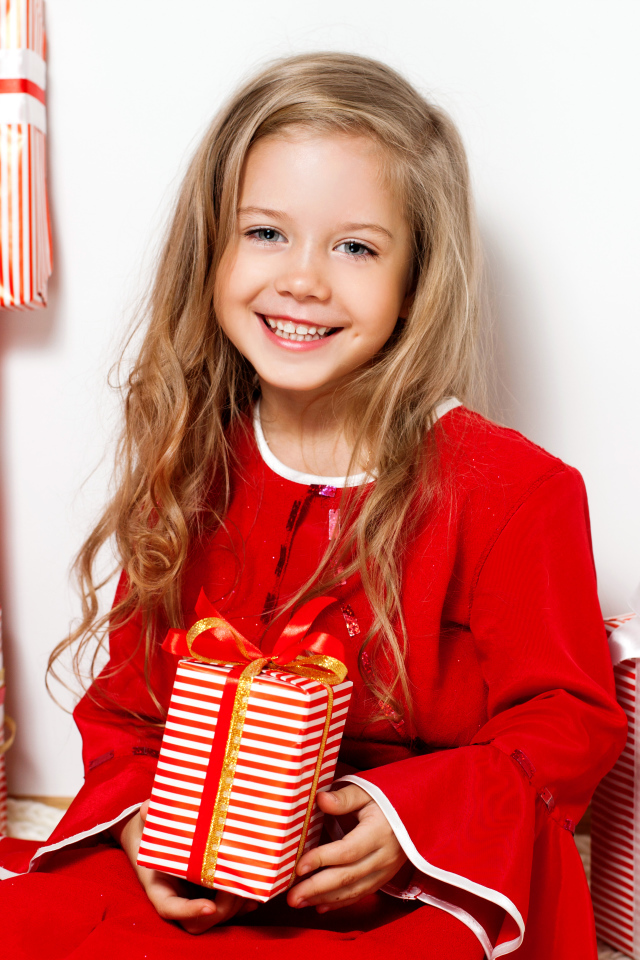 Маленькая девочка с новогодними подарками