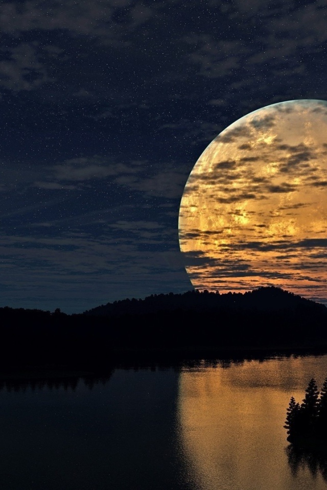 Большая луна в небе над рекой 