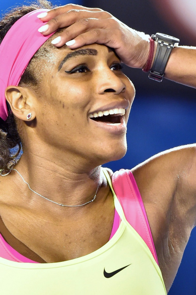 Спортсменка теннисистка Серена Уильямс радуется победе 