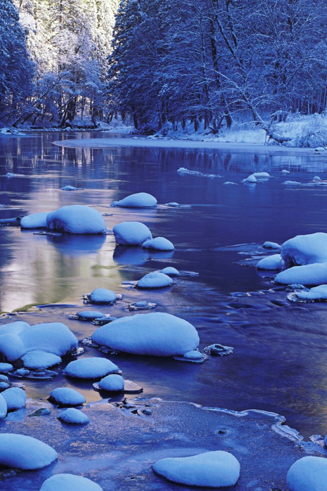 Холодная зимняя река 