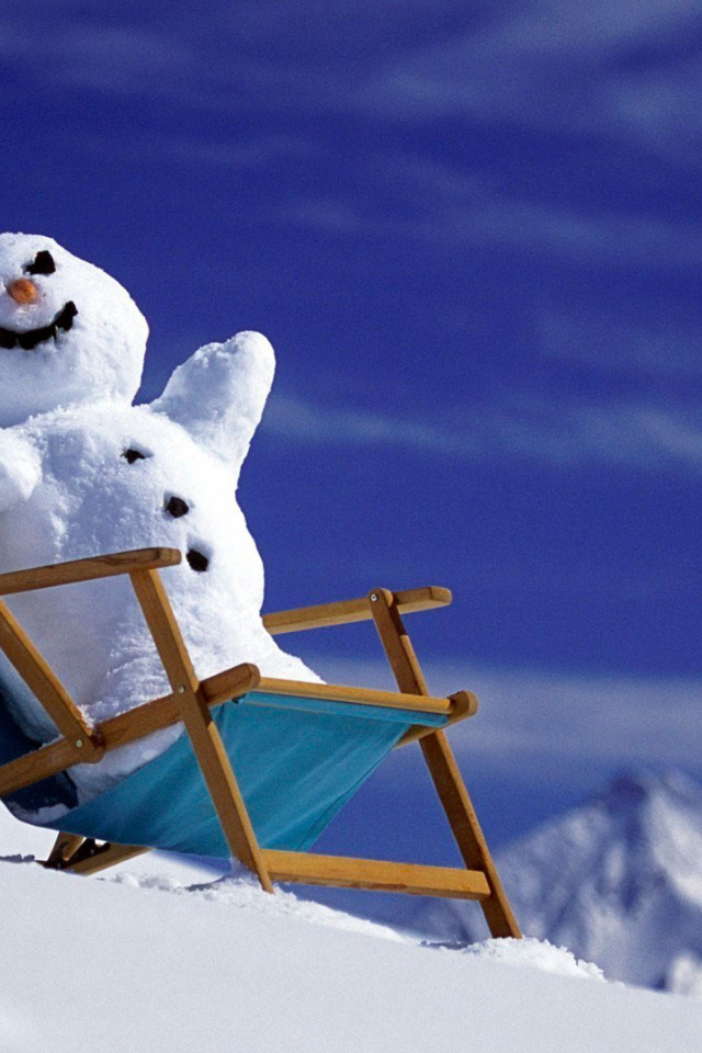 Снеговик в кресле на заснеженном склоне