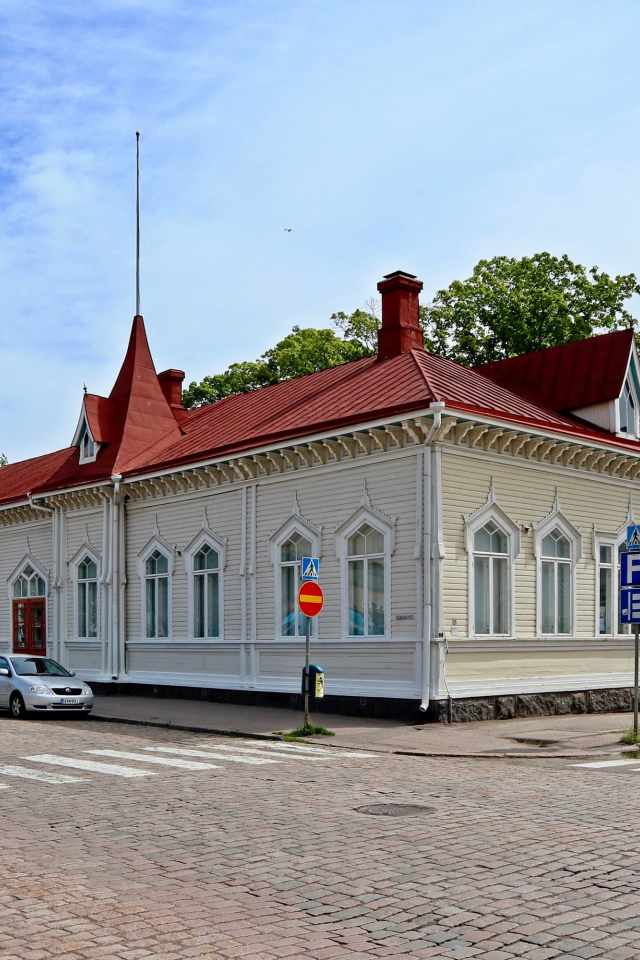 Красивое здание под красивым голубым небом в городе Котка, Финляндия