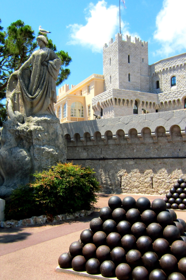 Статуя у княжеского дворца, Монако 