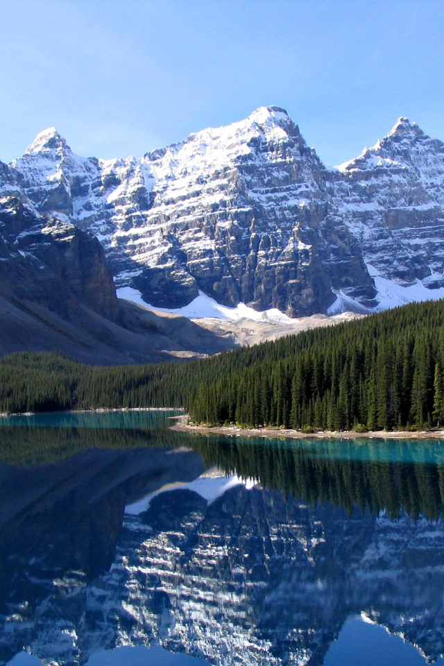 Заснеженные вершины гор и озеро в  национальном парке Банф, Канада 