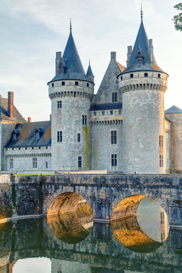 Средневековый замок Сюлли-сюр-Луар, Франция 
