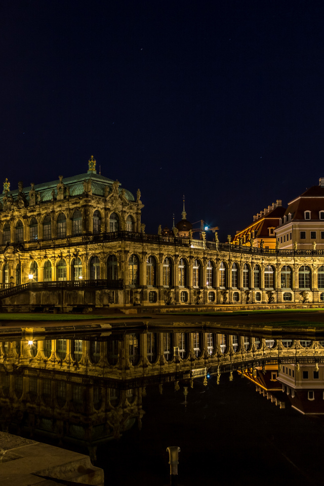 Старинный дворец Цвингер в свете ночных фонарей, Дрезден. Германия 