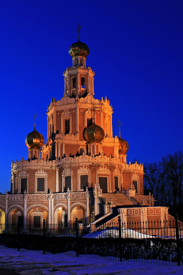 Храм Покрова Богоматери в Филях вечером, Москва. Россия 
