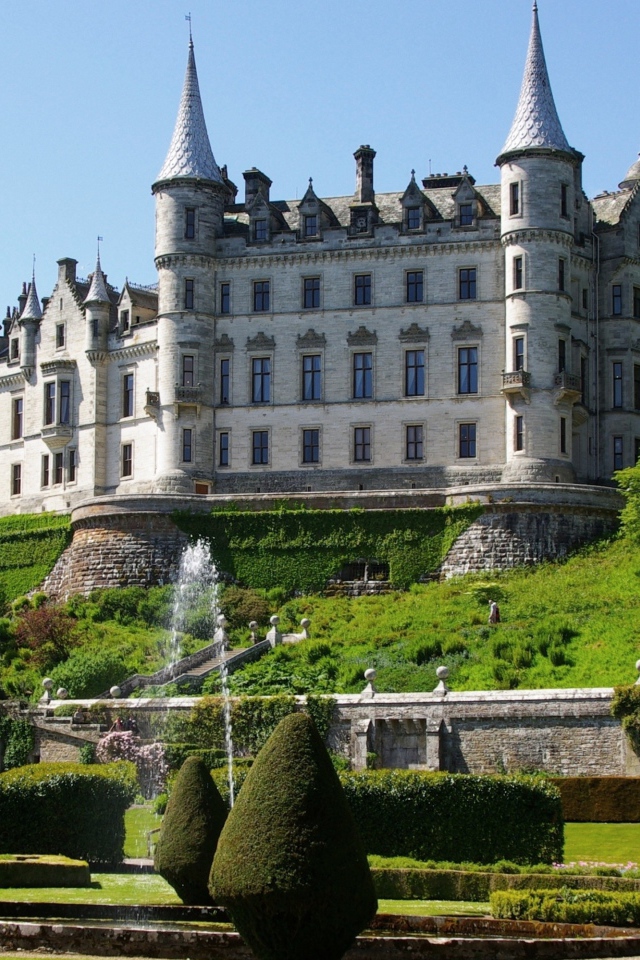 Зеленые насаждения у старинного замка Данробин, Шотландия