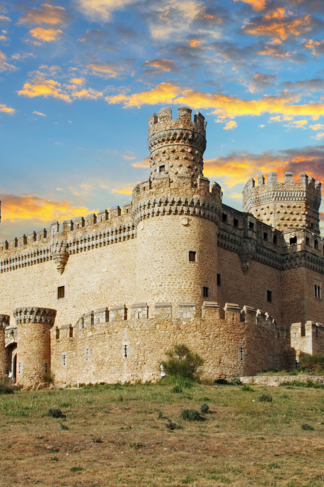Замок Мансанарес-эль-Реал на закате, Испания 