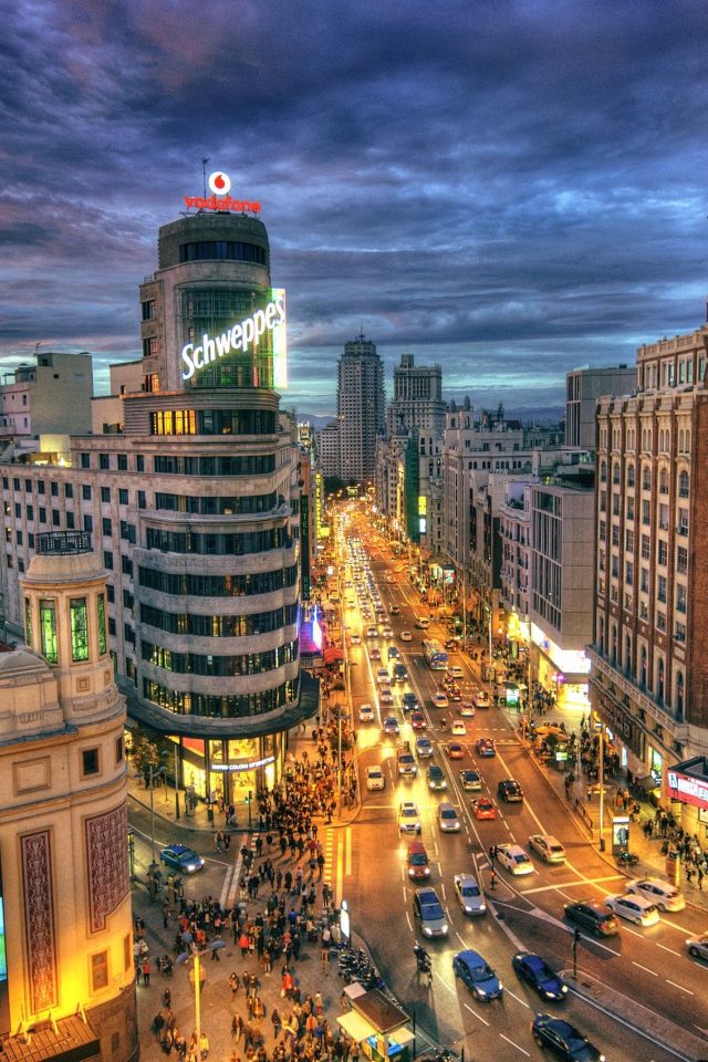 Улицы Мадрида под пасмурным небом, Испания 