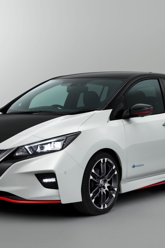 Электромобиль  Nissan Leaf Nismo на сером фоне