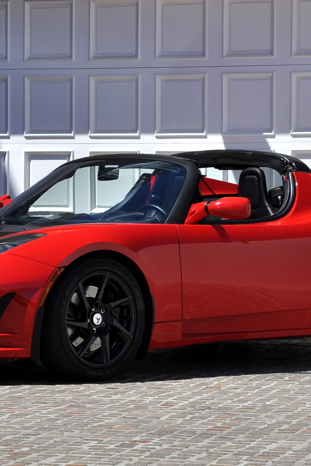 Красный спортивный электромобиль Tesla Roadster 