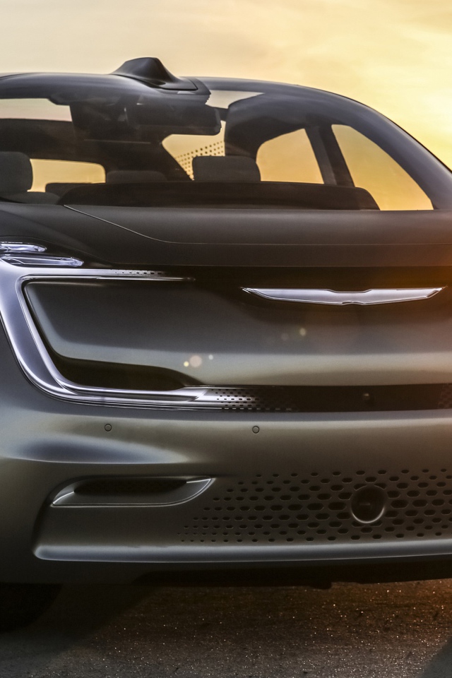 Серебристый электрический автомобиль Chrysler Portal на закате солнца