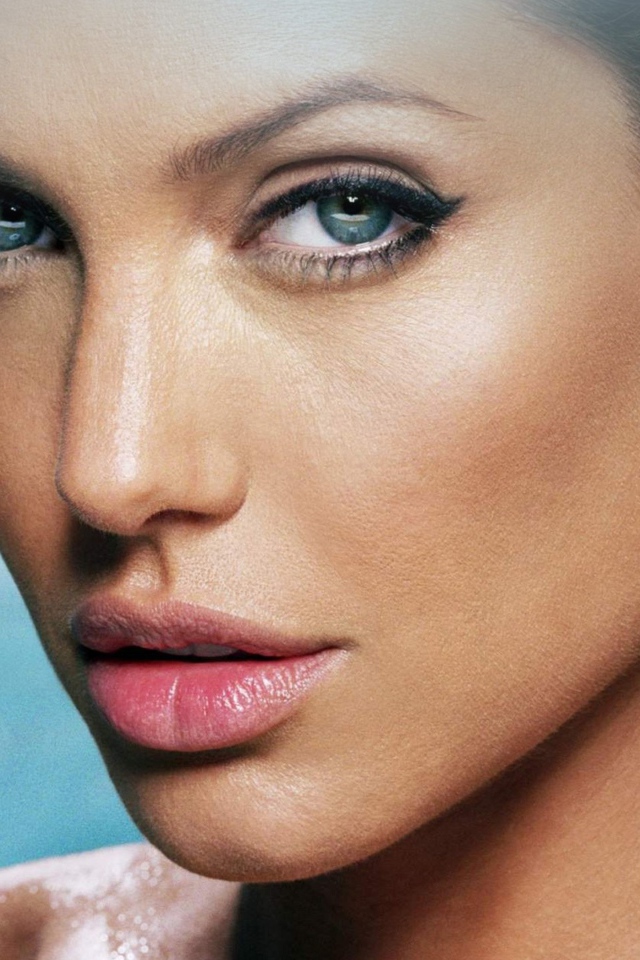 Манящий взгляд популярной актрисы Анджелины Джоли
