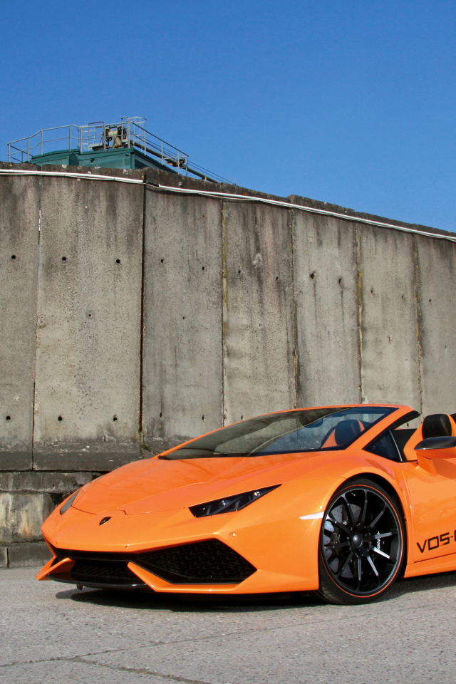 Оранжевый автомобиль Lamborghini Huracan
