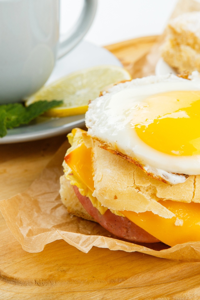 Сендвич с яичницей на завтрак 