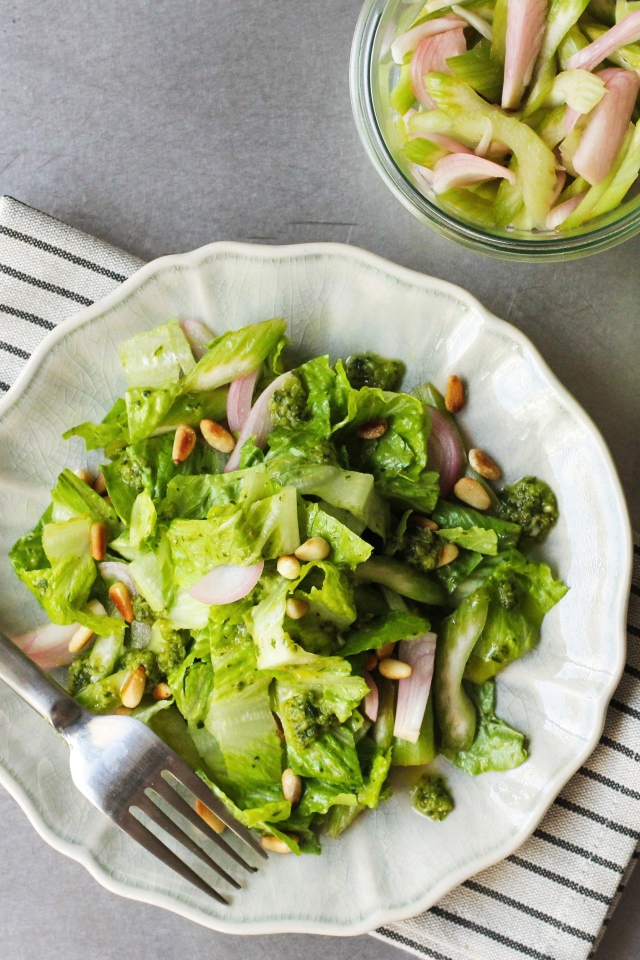 Вегетарианский микс салат в тарелке с вилкой и соусом