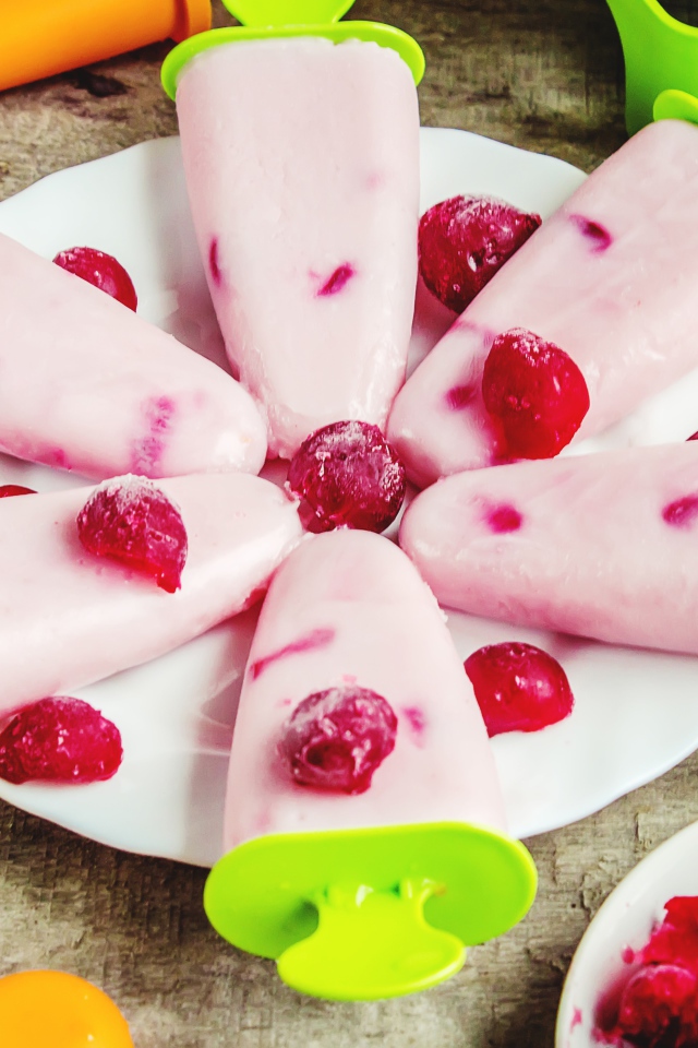 Фруктовое мороженое с ягодами вишни на столе 