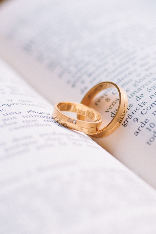 Два обручальных кольца лежат на открытой книге