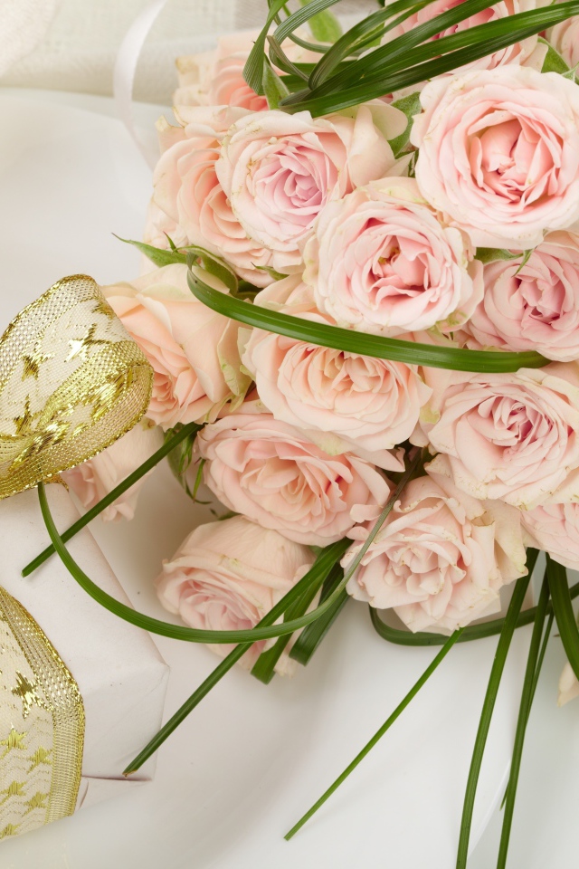 Букет розовых роз и подарок с красивым бантом