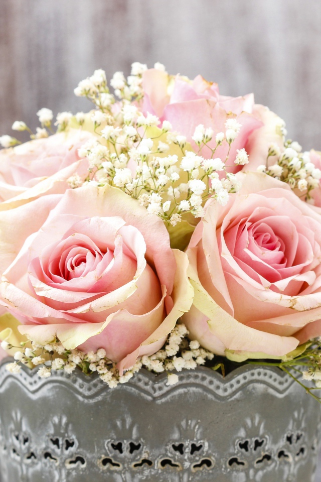 Букет розовых роз с мелкими белыми цветами в вазе