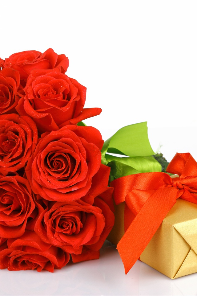 Букет красных роз с подарком на белом фоне