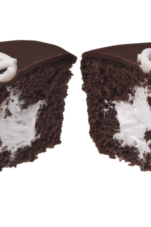 Шоколадный кекс с начинкой на белом фоне