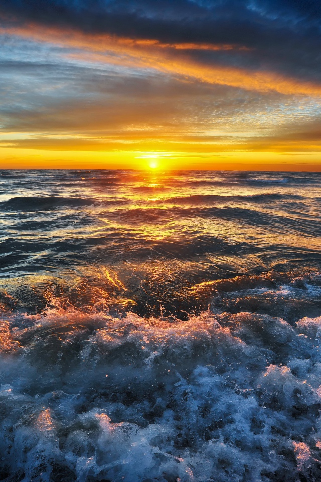 Волнующееся море на закате солнца 