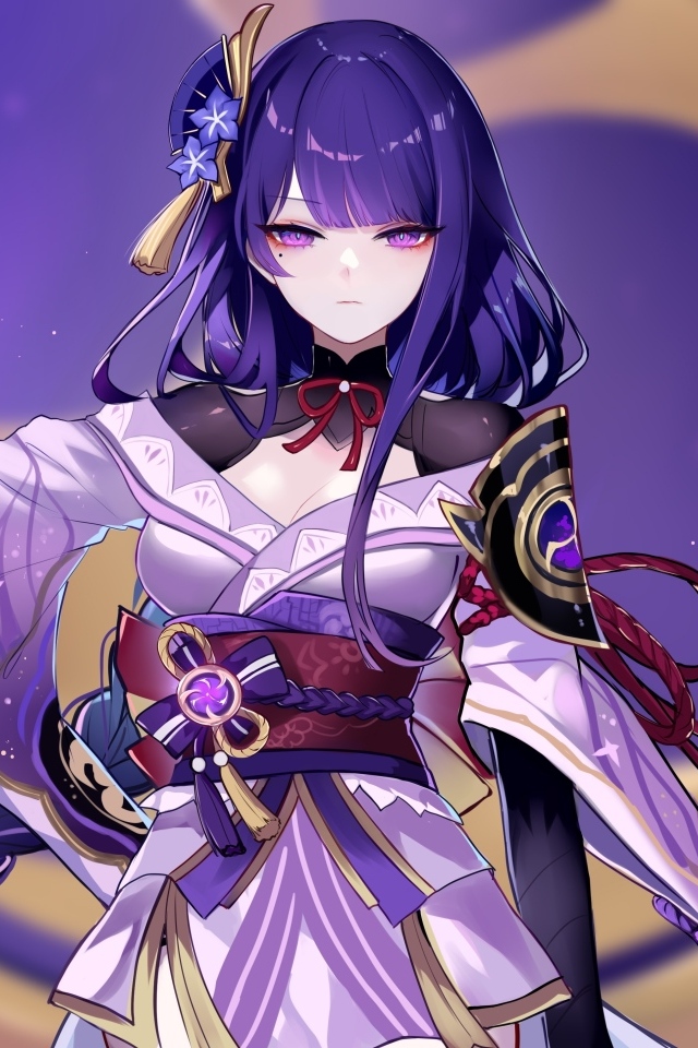 Девушка аниме с фиолетовыми волосами держит мечи
