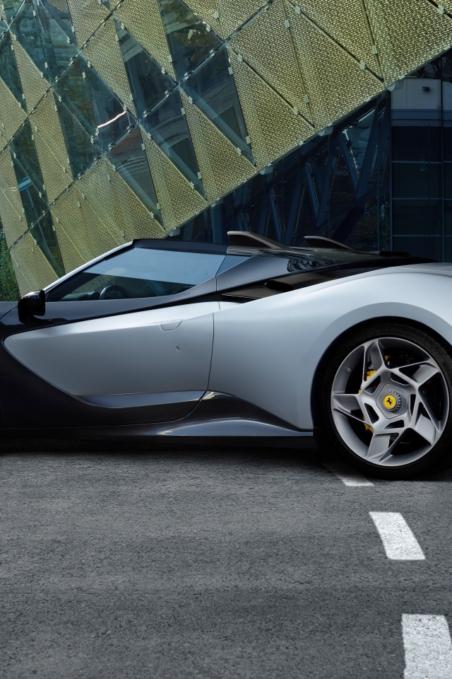 Красивый дорогой спортивный автомобиль Ferrari SP-8