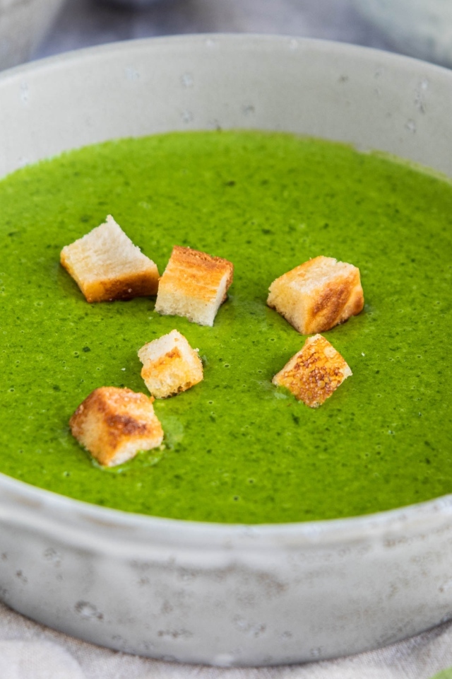 Зеленый полезный суп пюре с сухариками