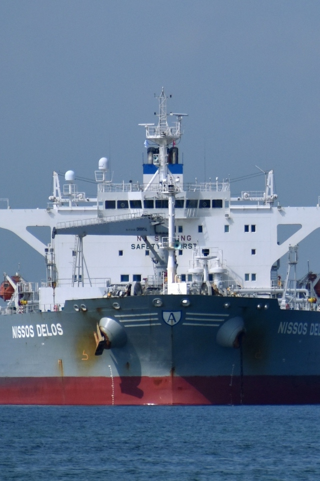 Большой корабль Nissos Delos в море