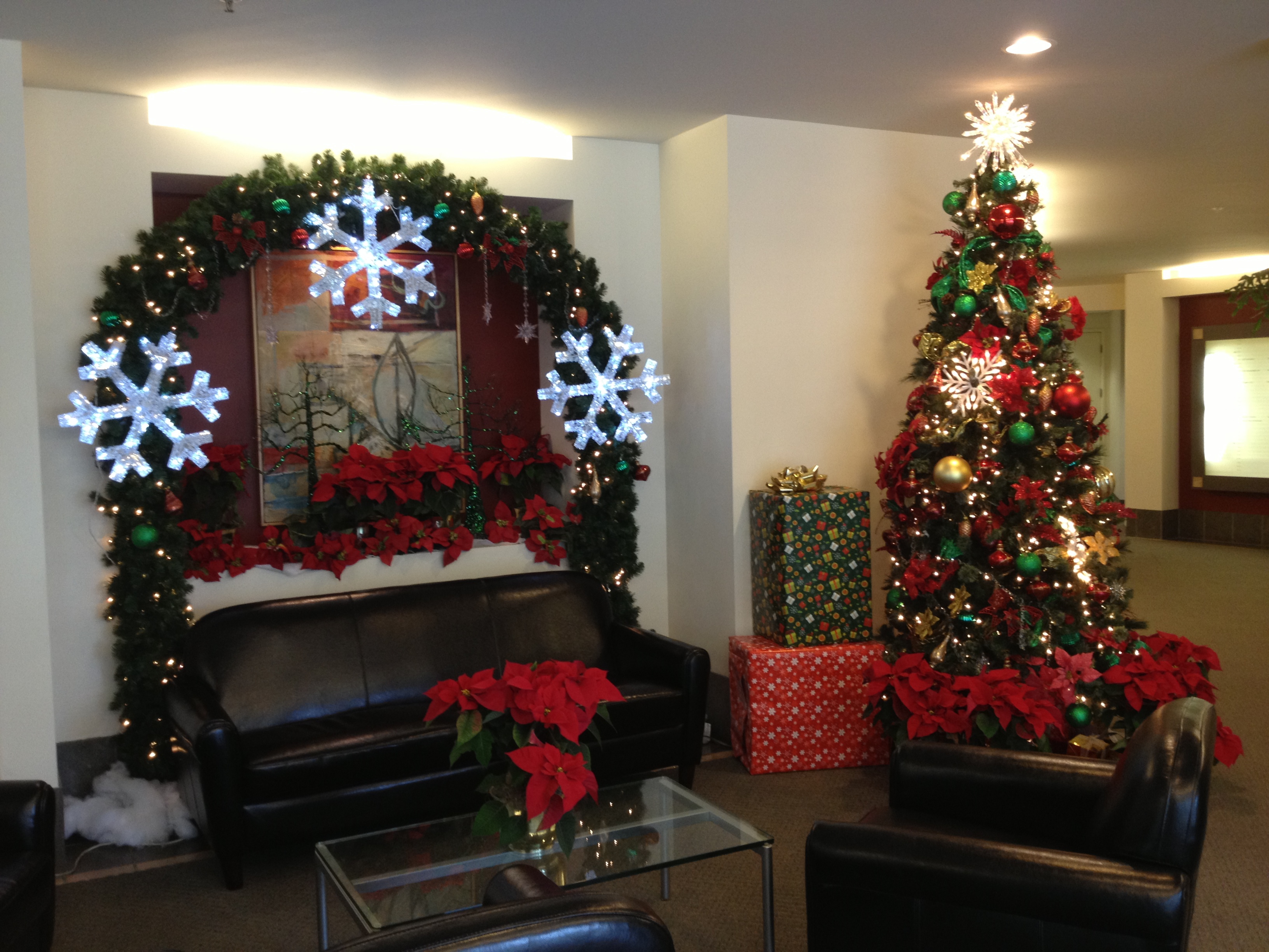 Comfortable decorated room on Christmas wallpapers and ...