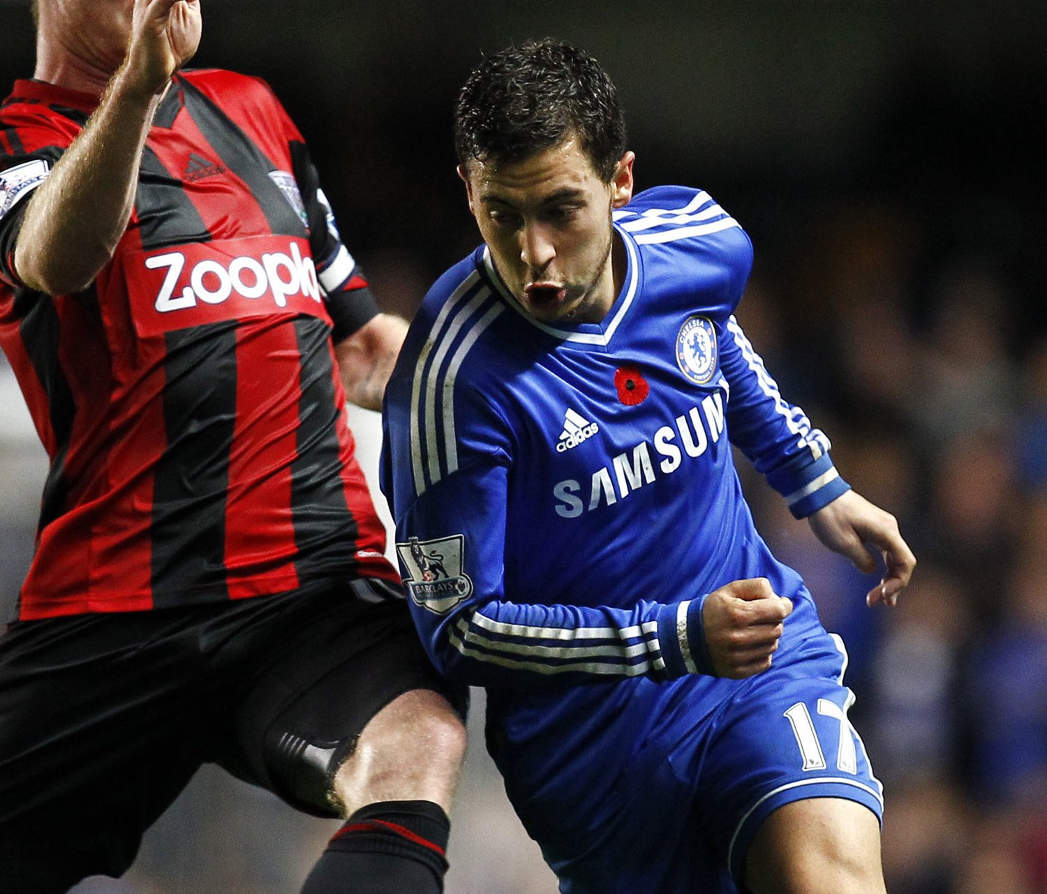 The best halfback of Chelsea Eden Hazard is fighting for the ball