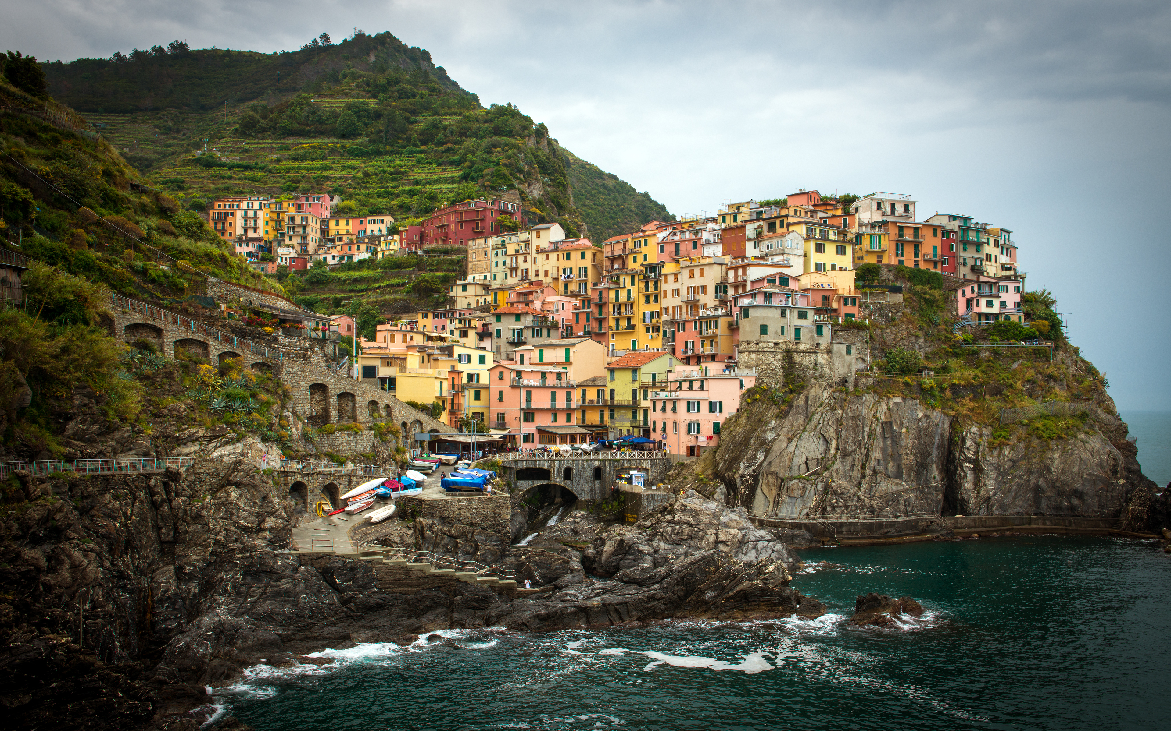 The town of Manarola in Italy wallpapers and images ...