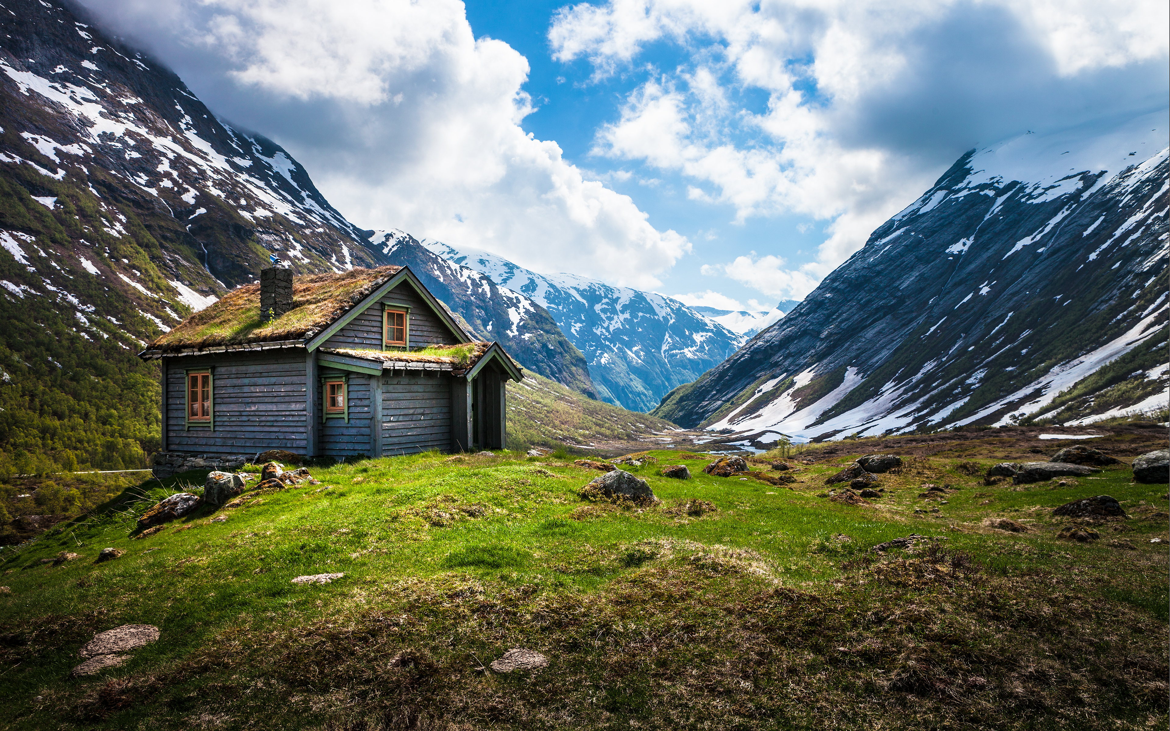 Роскошные пейзажи Норвегии - Страница 26 World___Norway_Small_house_in_the_mountains_of_Norway_061147_