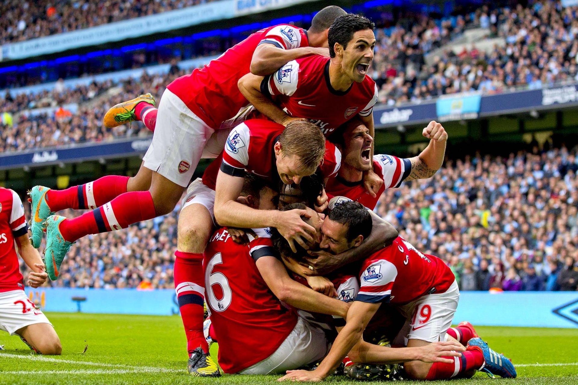 _The_joy_of_victory_Arsenal_086901_.jpg