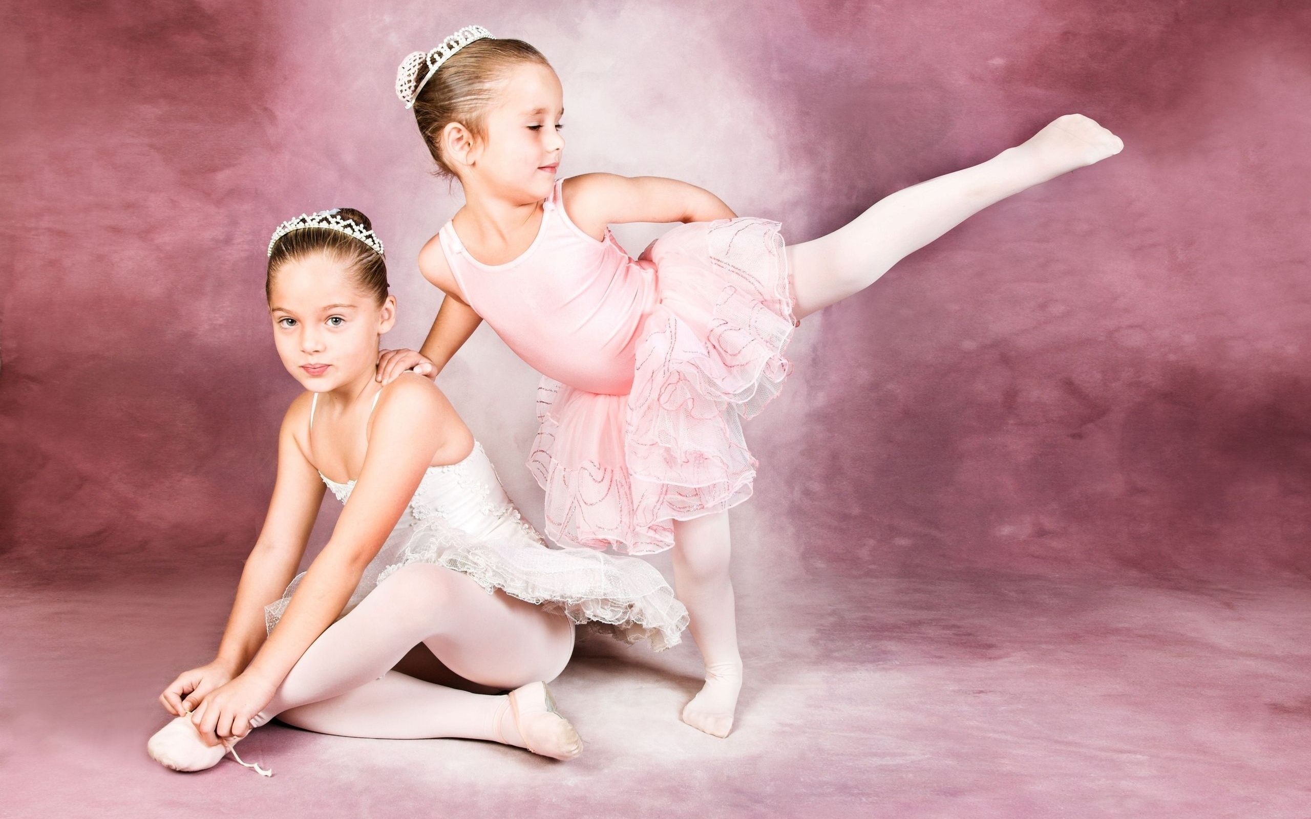 Young Ballerina Puts On Pointe Stock Image - Image of legs, model: 16922975